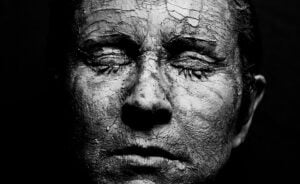 Schodząca skóra z twarzy – jak się jej pozbyć