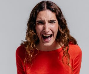 Jak nakładać retinol, aby uniknąć podrażnień? Wskazówki