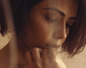 Mocno kryjący podkład do twarzy