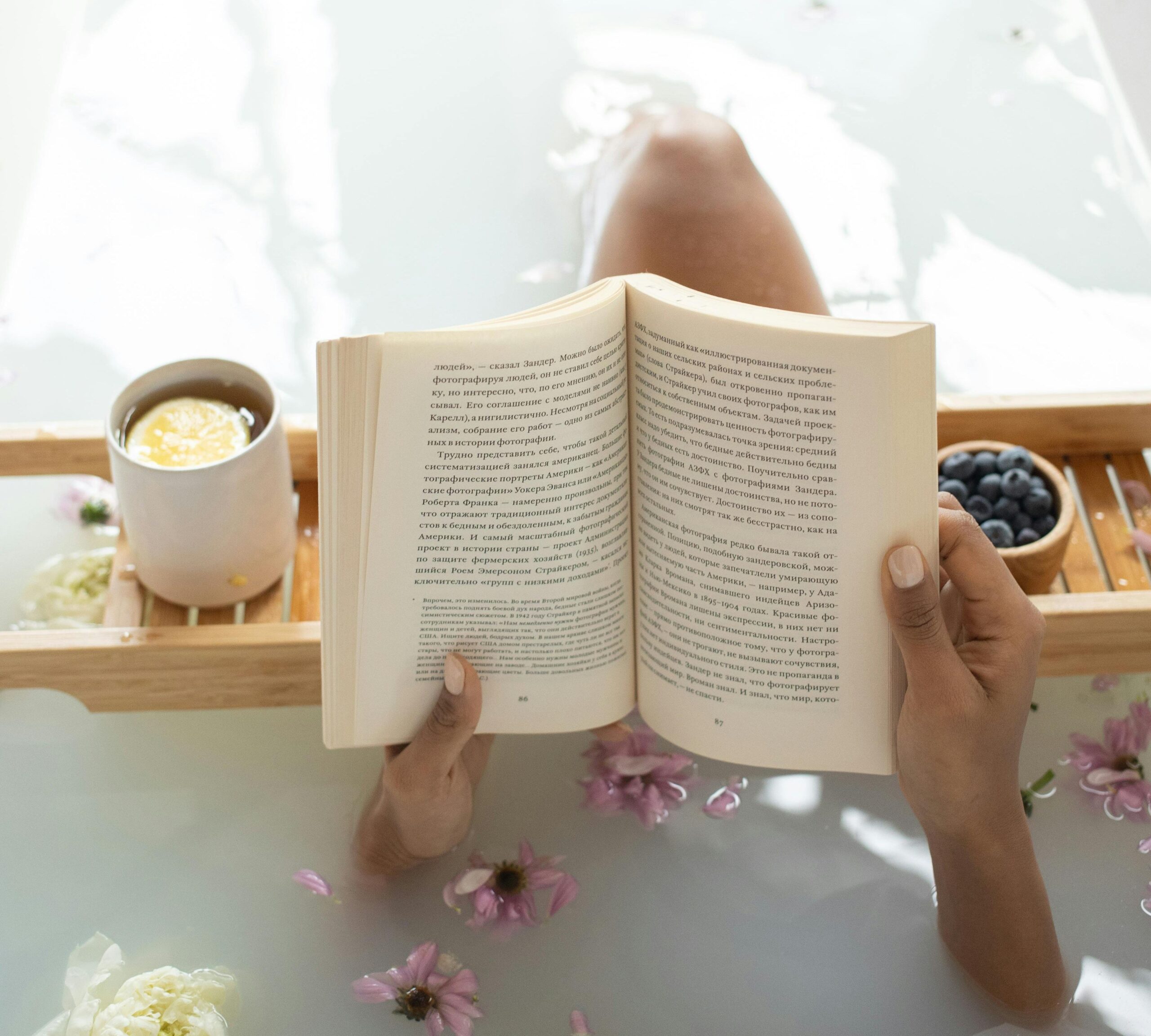 Kobieta czyta książkę