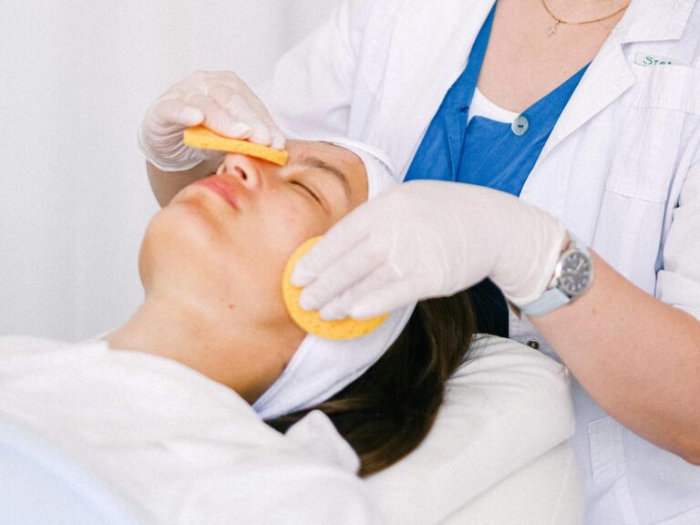 Dziewczyna z AZS u dermatologa