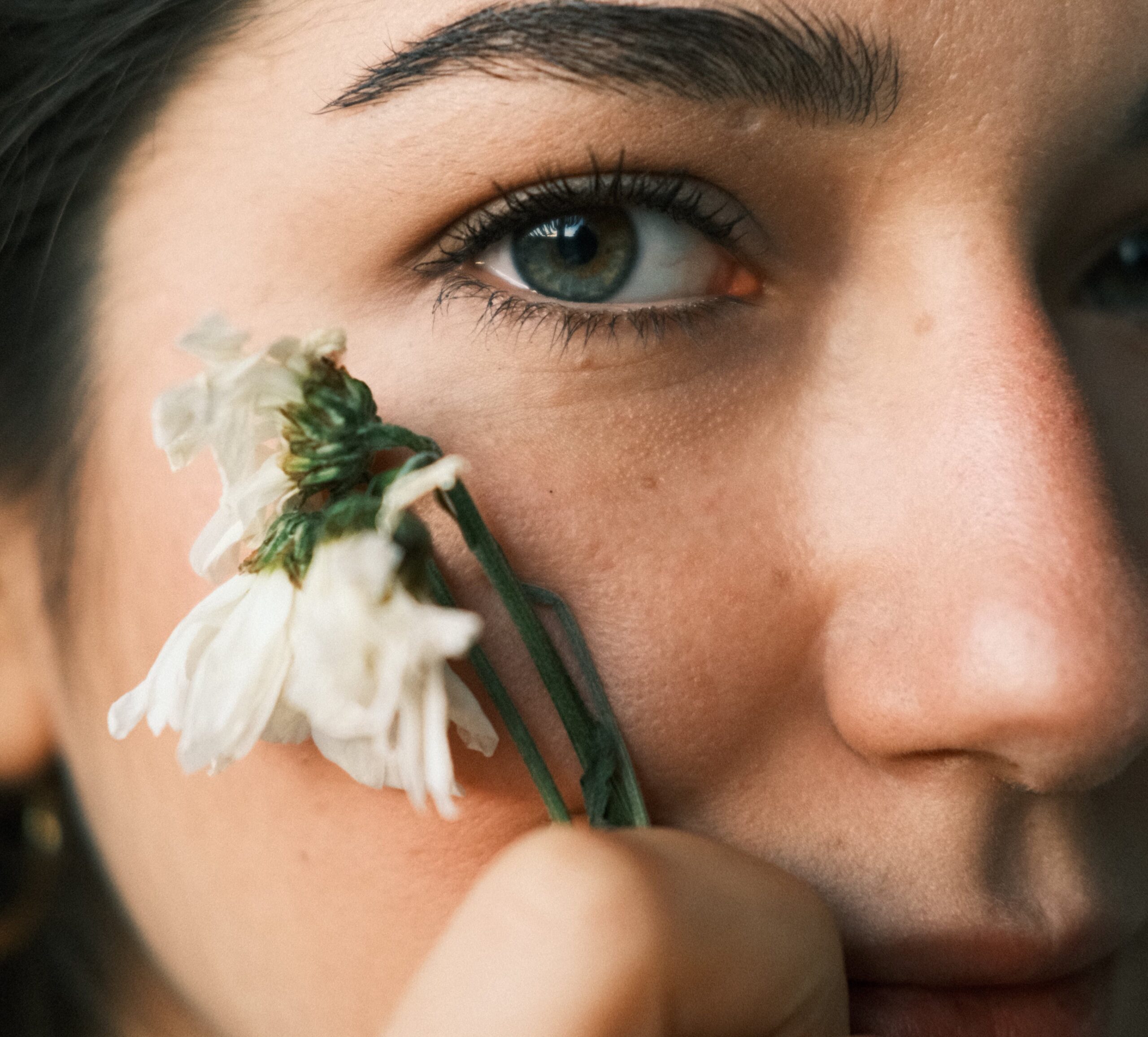 Dziewczyna zasłaniająca rumień na twarzy