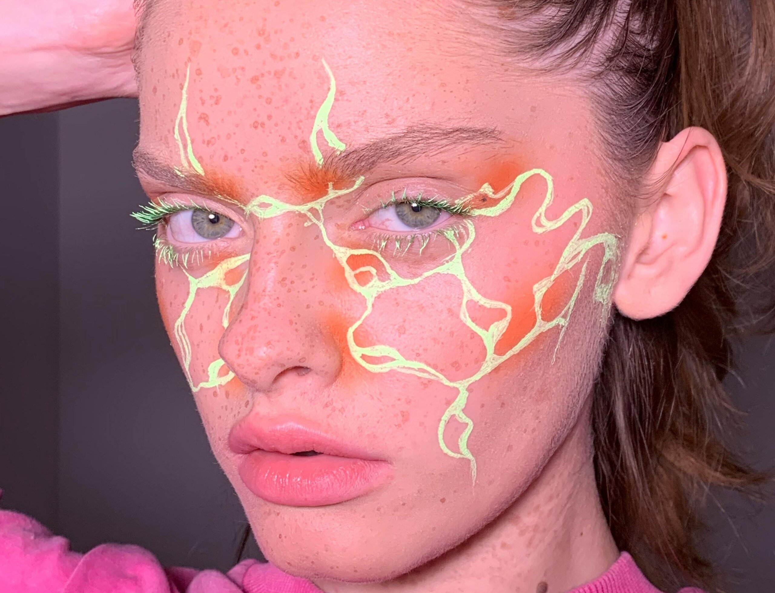 Kobieta, która wie jak zatroszczyć się o mikrobiom skóry