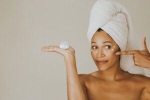 kobieta zastanawia się, czy krem pod oczy jest potrzebny