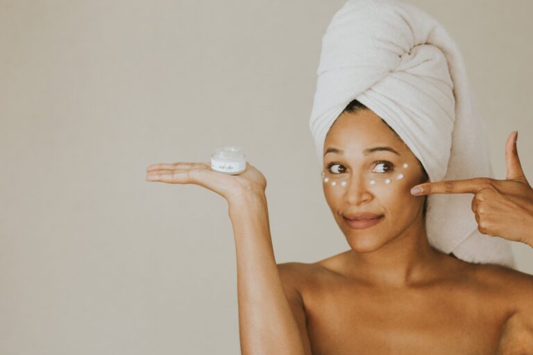 kobieta zastanawia się, czy krem pod oczy jest potrzebny