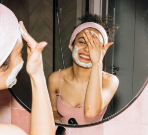 Kobieta stosująca skin cycling