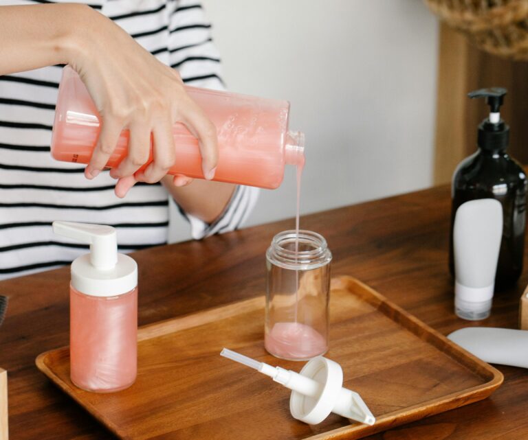 Dziewczyna przelewająca kosmetyki domowej roboty