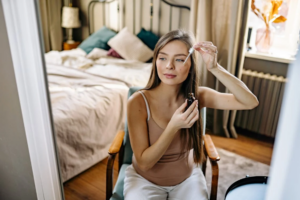 Dziewczyna, która wie, jak ważne są składniki w kosmetykach