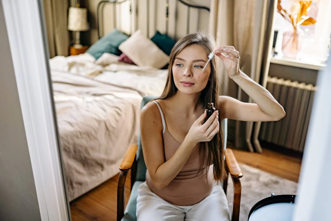 Dziewczyna, która wie, jak ważne są składniki w kosmetykach