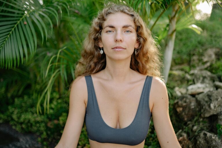 Dziewczyna dla której ważna jest pielęgnacja dekoltu