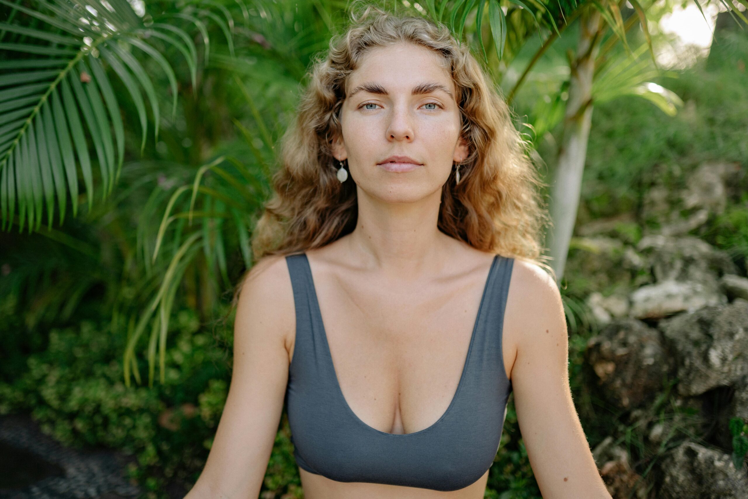 Dziewczyna dla której ważna jest pielęgnacja dekoltu