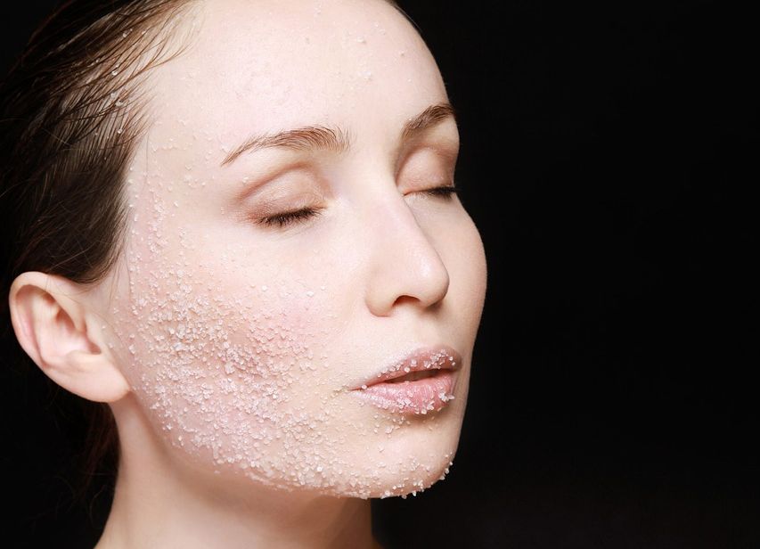 Dziewczyna, której jest potrzebne złuszczanie naskórka