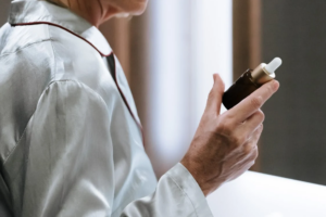 Kobieta stosująca kwas laktobionowy