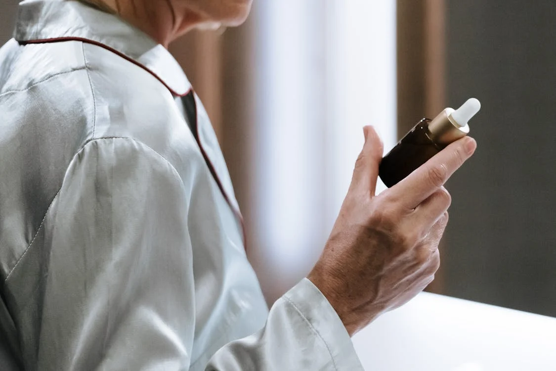 Kobieta stosująca kwas laktobionowy