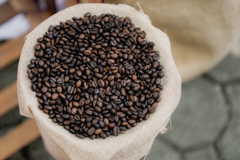 Kawa, z której produkuje się kremy z kofeiną pod oczy