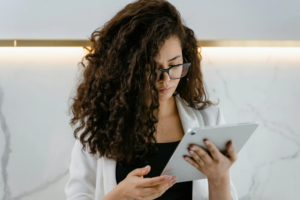 Kobieta mająca tech-neck