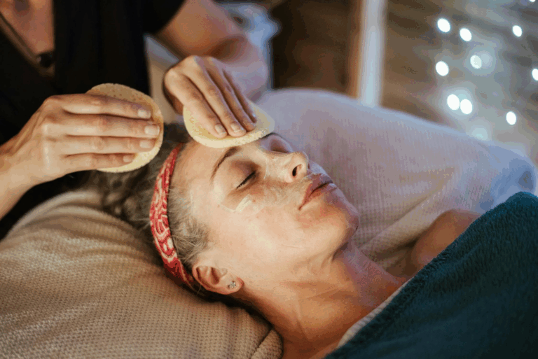 Zabiegi złuszczające na twarz u kobiety