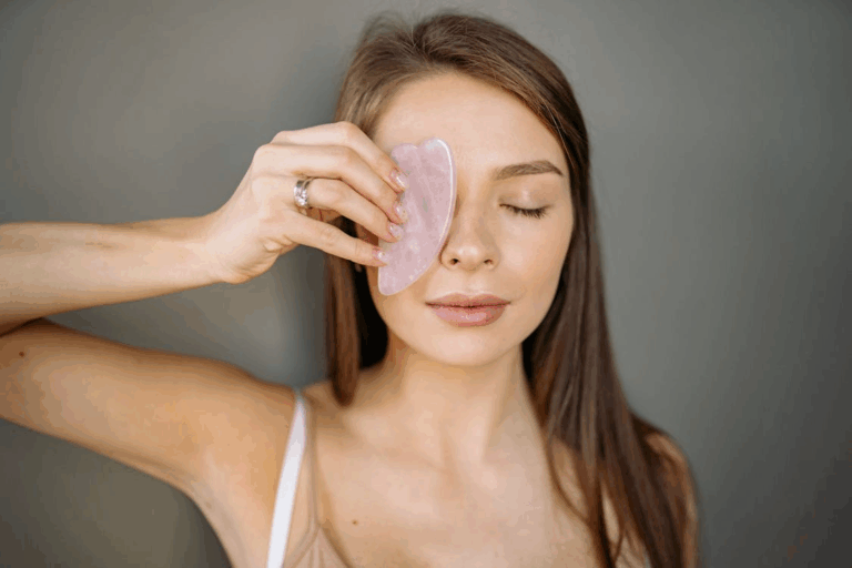 Dziewczyna stosująca Skin biohacking