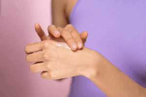 kobieta mająca paznokcie bez hybrydy