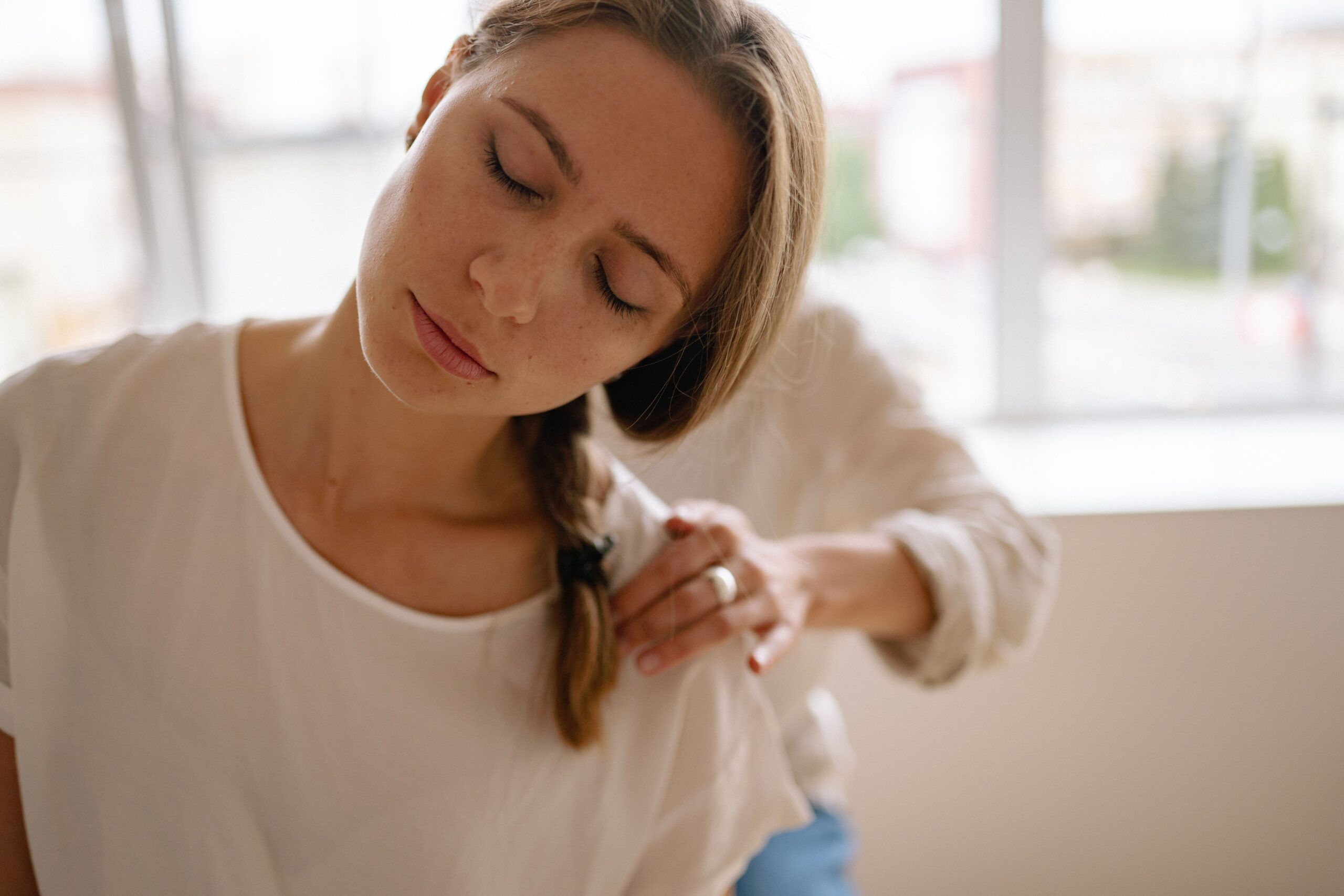 dziewczyna sprawdzająca, czym się zajmuje osteopata